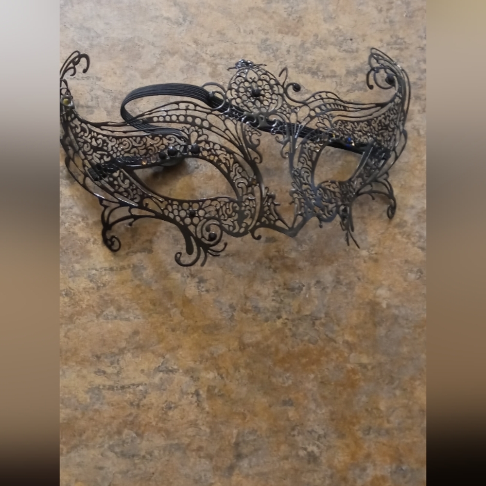Black Laser-Cut Venetian Masquerade Mask - Picture 4 of 5